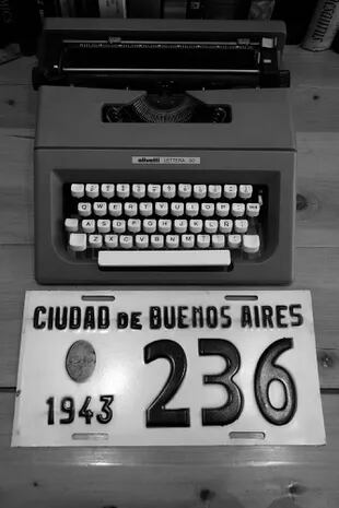 El fotógrafo Barry Domínguez es el curador de la exposición "Carlos Fuentes, un recorrido por su legado", que acaba de abrir en el Centro Cultural Borges. "Quedé asombrado cuando vi que las máquinas Olivetti con las que escribía eran todas de este mismo color”, revela