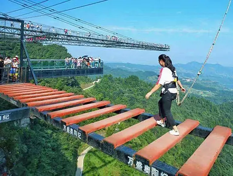 Uno de los puentes del parque temático (Crédito: chongquig.info)