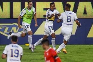 Villa y Cardona celebran un gol; ambos emigrarán de Boca