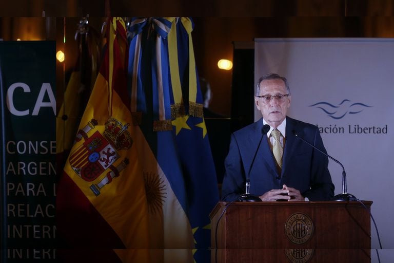 El excanciller Rodríguez Giavarini, presidente del CARI, dijo que era un "gran honor" que Rajoy se dirigiera a la sociedad civil