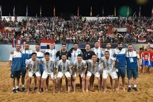 El plantel completo de la selección argentina de fútbol playa que participa de los Juegos