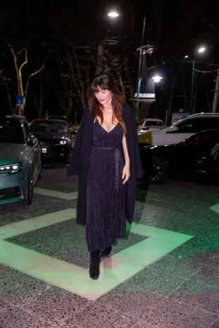 Lucila llega al restaurante de San Isidro. Para la ocasión, optó por un vestido vintage con brillos, tapado largo y botas. 