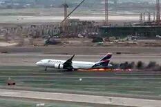 Un avión chocó un camión cuando despegaba en la pista del aeropuerto de Lima y dejó dos muertos