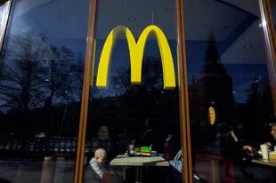 Una familia almuerza en un McDonald's en el centro de Moscú 