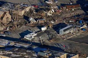 Un tornado destruyó una fábrica y lo sepultó bajo los escombros, pero sobrevivió para contarla