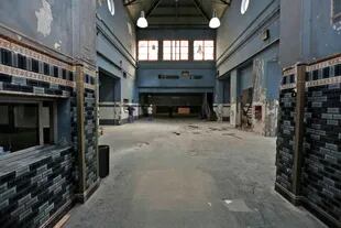 El interior del edificio donde funcionaba la caballeriza presenta signos de deterioro; desde abril comenzará la restauración