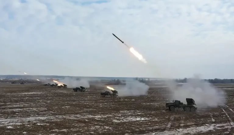 Esta grabación de vídeo tomada y difundida por el Ministerio de Defensa ruso el 17 de febrero de 2022, muestra el lanzacohetes múltiple Grad disparando contra objetivos enemigos simulados durante unas maniobras conjuntas de las fuerzas armadas de Rusia y Bielorrusia en el marco de una inspección de la Fuerza de Respuesta del Estado de la Unión, en el campo de tiro de Obuz-Lesnovsky, cerca de la ciudad de Baranovichi, en Bielorrusia.