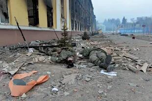 Cuerpos de soldados rusos yacen frente a una escuela destruida como resultado de un combate no lejos del centro de la ciudad ucraniana de Kharkiv.