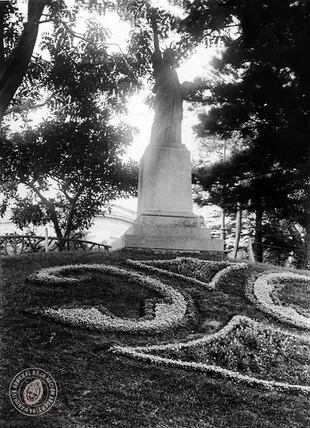 Estatua de la Libertad realizada en hierro rojo, e inaugurada en Buenos Aires el 3 de octubre de 1886. Foto enero de 1931.