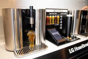 Como los sistemas de café, la máquina HomeBrew de LG permite fabricar cerveza artesanal en casa mediante un práctico sistema de cápsulas