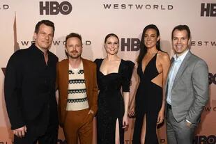 Los creadores de Westworld, Jonathan Nolan y Lisa Joy, junto a Aaron Paul y Evan Rachel Wood, en la premier de la tercera temporada de la serie, en Los Angeles