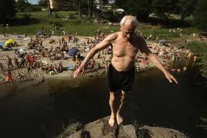 Tiene 79 años, se volvió viral por sus saltos y lo llaman el "Abuelo clavadista"