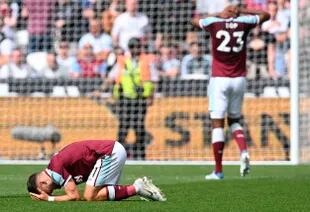 El mediocampista Nikola Vlasic, de West Ham United, llora sin consuelo tras la acción en la que se fracturó su rival