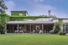 Una paisajista y diseñadora ideó su casa con espacios bien conectados y un jardín siempre verde
