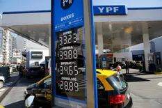 Combustibles. Sube solo una parte del impuesto previsto y podría bajar la nafta