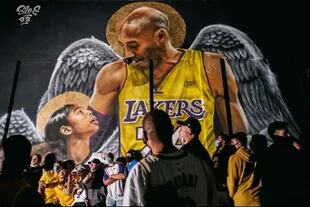 Un mural de Kobe Bryant y su hija Gianna, en Los Ángeles
