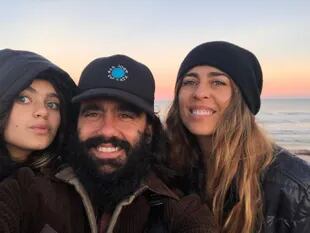 Sorin en familia, en Uruguay, donde vive desde hace tres años;: junto con su hija Betta y su mujer, Sol Alac, "socia" creativa de todos los emprendimientos