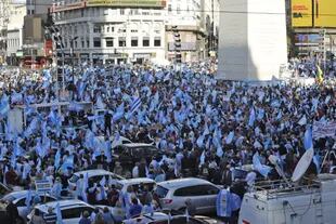Las banderas argentinas, omnipresentes en la protesta