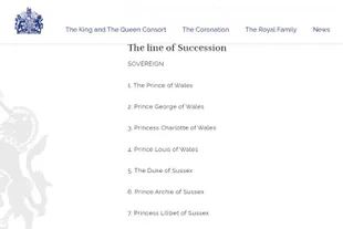 La página oficial del Palacio de Buckingham inscribió en la linea sucesoria del rey a Archie y Lilibet como príncipe y princesa de Gales; hasta ayer, no tenían ese título