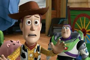 ¿Toy Story de verdad? Woody y Buzz Lightyear fueron vistos colgados de un camión