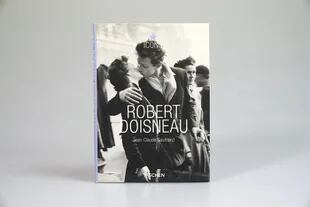 "El Beso", de Robert Doisneau, en la portada del libro sobre el fotógrafo editado por Taschen