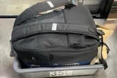 Quiso pasar su equipaje de mano, pero el escáner delató lo que llevaba dentro