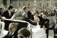 El día que Juan Pablo II recibió cuatro balazos en la plaza de San Pedro