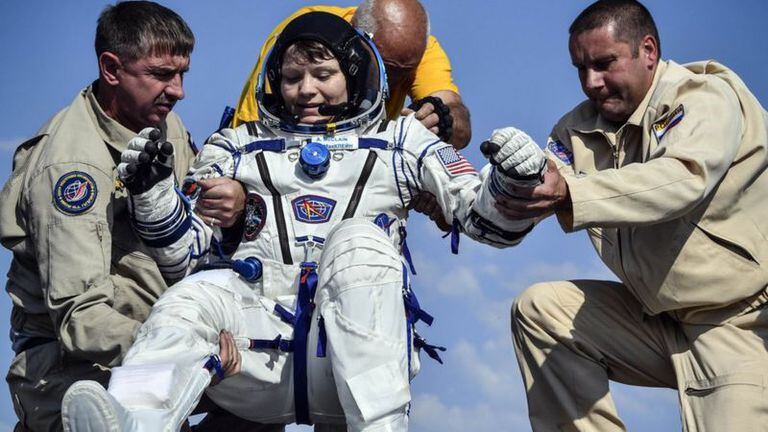 La astronauta Anne McClain fue reemplazada en una misión de la Estación Espacial Internacional debido a que el traje espacial no le quedaba bien.
