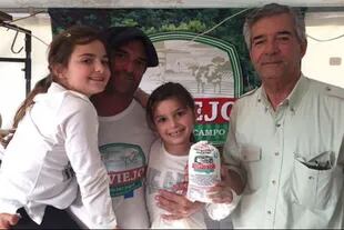 Contreras con sus hijas, Mía de 10 años, Lola de 8 y su padre Ricardo