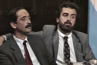 Strassera y Moreno Ocampo, en un momento del Juicio a las Juntas registrado por el documental
