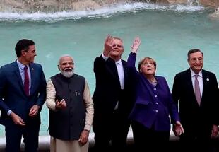 Pedro Sánchez, Narendra Modi, Scott Morrison, Angela Merkel y Mario Draghi arrojan la moneda al agua durante la visita a la Fontana di Trevi 