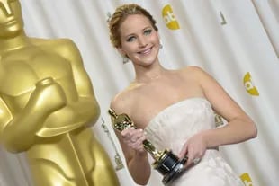 Jennifer Lawrence, con la caída en la escalera por detrás, junto a su Oscar como mejor actriz