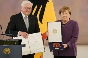 Pese a las críticas recibidas por la guerra de Ucrania, Merkel fue condecorada con la más alta distinción de Alemania