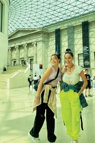 La bailarina de tango y su hija, felices durante su visita al Museo Británico, en Londres.