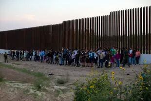 Todos los días llegan a la frontera de Estados Unidos grupos de decenas de migrantes (AP Foto/Dario Lopez-Mills)