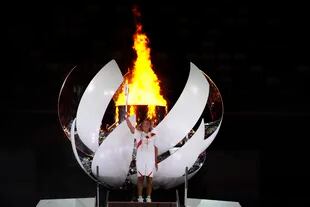 El 23 de julio pasado, la tenista japonesa Naomi Osaka encendió el pebetero durante la ceremonia de inauguración de Tokio 2020.