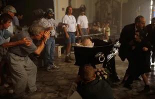 Alan Parker ensaya una toma durante el rodaje de Evita, en el santuario de Uribelarrea.