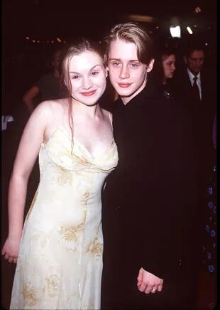 Macaulay Culkin y Rachel Miner, en 1998