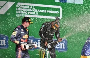 Max Verstappen y Lewis Hamilton durante la celebración en el podio del circuito de Interlagos, en el Gran Premio de Brasil; el neerlandés y el británico protagonizaron dos accidentes y varias maniobras al límites en el actual calendario de la Fórmula 1