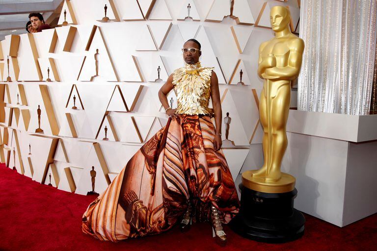 Billy Porter posa en la alfombra roja durante la llegada de los Oscar con un diseño en dos piezas de Giles Deacon Couture