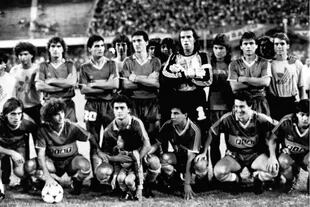 La formación de Boca que empató sin goles con Oriente Petrolero el 5 de abril de 1991. Arriba, Giunta, Moya, Marchesini, Navarro Montoya y Stafuza; abajo, Batistuta, Pico, Soñora, Graciani, Tapia y Apud
