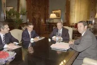 Néstor Kirchner y Alberto Fernández junto a los entonces gobernadores Carlos Rovira, de Misiones, y Julio Cobos, de Mendoza 