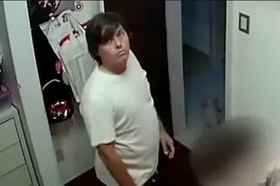 Leandro Martínez, captado por las cámaras de seguridad en el cuarto de la nena, en un video clave para la Justicia