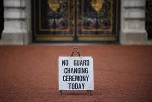 A sign at Buckingham Palace declares that the guard cannot be changed