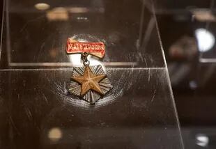 La medalla soviética de "Madre Heroína" se exhibe en el Museo de Dioramas de Voronezh, en Voronezh, Rusia