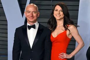 Jeff Bezos y MacKenzie Scott, en Beverly Hills, California, en una imagen de 2018