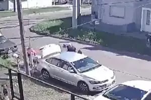 Dos ladrones les robaron el auto y cuando estaban a punto de huir se les escapó un tiro