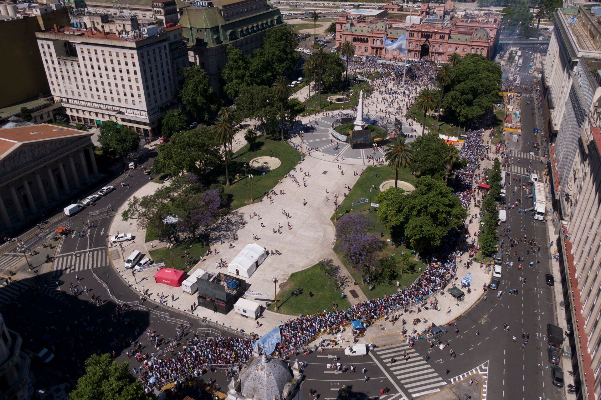 Vista aerea de Plaza de mayo y del cortejo funebre que parte desde Casa Rosada hacia el cementerio Bella Vista con los restos de Diego Armando Maradona