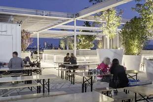 La cafetería de la terraza tiene una continuidad al aire libre y es de acceso libre