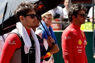 Leclerc y Carlos Sainz, antes de la largada en Azerbaiyán, la carrera más desastrosa del año para Ferrari: el monegasco y el español abandoron cuando marchaban sexto, tras liderar hasta la vuelta anterior, y cuarto, respectivamente.